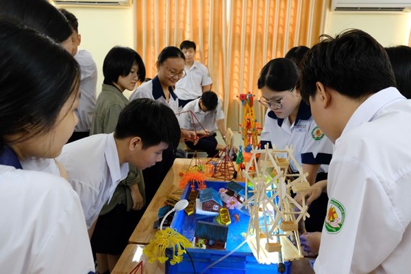  Hình học không gian trong cuộc sống  – khi tri thức kết nối cùng thiên nhiên